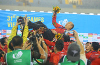 Thầy trò HLV Park ăn mừng đầy cảm xúc khi đánh bại Thái Lan giành HCV