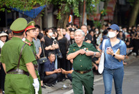 Hàng nghìn người viếng Tổng Bí thư Nguyễn Phú Trọng từ sáng sớm