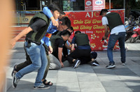 Xem Công an Hà Nội diễn tập trấn áp đối tượng cướp tiệm vàng, giải cứu con tin an toàn