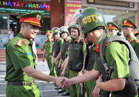 Xem Công an Hà Nội diễn tập trấn áp đối tượng cướp tiệm vàng, giải cứu con tin an toàn