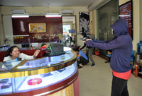 Xem Công an Hà Nội diễn tập trấn áp đối tượng cướp tiệm vàng, giải cứu con tin an toàn