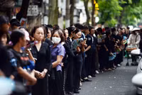 Người dân xếp hàng kín phố chờ vào viếng Tổng Bí thư Nguyễn Phú Trọng