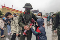 Xúc động hình ảnh thanh niên Thủ đô phấn khởi lên đường nhập ngũ dưới mưa lạnh