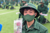 Xúc động hình ảnh thanh niên Thủ đô phấn khởi lên đường nhập ngũ dưới mưa lạnh