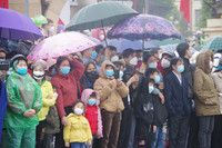 Xúc động hình ảnh thanh niên Thủ đô phấn khởi lên đường nhập ngũ dưới mưa lạnh