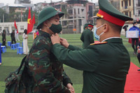 Xúc động hình ảnh thanh niên Thủ đô phấn khởi lên đường nhập ngũ dưới mưa lạnh