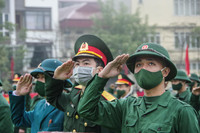 Xúc động hình ảnh thanh niên Thủ đô phấn khởi lên đường nhập ngũ dưới mưa lạnh