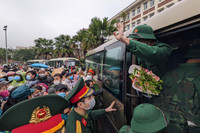 Xúc động hình ảnh thanh niên Thủ đô phấn khởi lên đường nhập ngũ dưới mưa lạnh