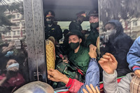 Xúc động hình ảnh thanh niên Thủ đô phấn khởi lên đường nhập ngũ dưới mưa lạnh