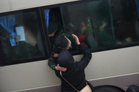 Xúc động hình ảnh thanh niên Thủ đô phấn khởi lên đường nhập ngũ dưới mưa lạnh