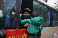 Xúc động hình ảnh thanh niên Thủ đô phấn khởi lên đường nhập ngũ dưới mưa lạnh