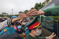 Xúc động hình ảnh thanh niên Thủ đô phấn khởi lên đường nhập ngũ dưới mưa lạnh