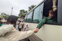 Xúc động hình ảnh thanh niên Thủ đô phấn khởi lên đường nhập ngũ dưới mưa lạnh