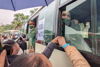 Xúc động hình ảnh thanh niên Thủ đô phấn khởi lên đường nhập ngũ dưới mưa lạnh