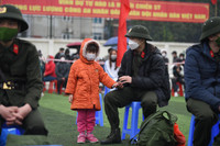 Xúc động hình ảnh thanh niên Thủ đô phấn khởi lên đường nhập ngũ dưới mưa lạnh