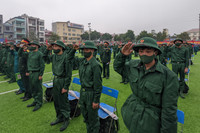 Xúc động hình ảnh thanh niên Thủ đô phấn khởi lên đường nhập ngũ dưới mưa lạnh