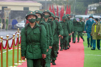 Xúc động hình ảnh thanh niên Thủ đô phấn khởi lên đường nhập ngũ dưới mưa lạnh