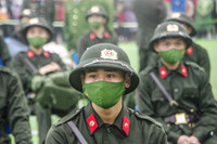 Xúc động hình ảnh thanh niên Thủ đô phấn khởi lên đường nhập ngũ dưới mưa lạnh