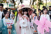 Ấn tượng hình ảnh thiếu nữ trong trang phục Việt 