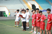 Đương kim vô địch thắng hú vía tân binh Vinschool