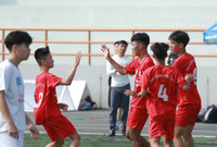 Đương kim vô địch thắng hú vía tân binh Vinschool