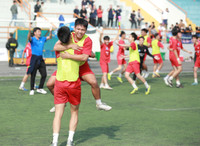 Tiền đạo về bắt gôn, THPT Xa La 'quật ngã' á quân Thạch Thất