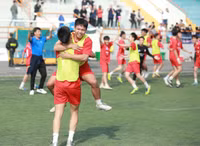 Tiền đạo về bắt gôn, THPT Xa La 'quật ngã' á quân Thạch Thất