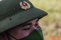 [Ảnh] Công an Thủ đô đội nắng, thâu đêm cứu lúa giúp nông dân trong khu phong tỏa