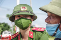 [Ảnh] Công an Thủ đô đội nắng, thâu đêm cứu lúa giúp nông dân trong khu phong tỏa