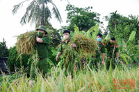 [Ảnh] Công an Thủ đô đội nắng, thâu đêm cứu lúa giúp nông dân trong khu phong tỏa