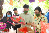 [Ảnh] Thanh niên Công an Thủ đô mang Trung thu yêu thương đến với trẻ em xóm nghèo bên cầu Long Biên