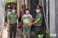 [Ảnh] Hà Nội: Xúc động hình ảnh Công an tặng quà giúp các em nhỏ mồ côi vượt qua đại dịch