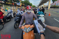 [ẢNH] Kiểm tra mã QR ở chốt ra vào vùng đỏ Hà Nội: Không ùn tắc, giấy đi đường cũ được lưu thông