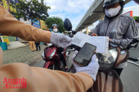 [ẢNH] Kiểm tra mã QR ở chốt ra vào vùng đỏ Hà Nội: Không ùn tắc, giấy đi đường cũ được lưu thông