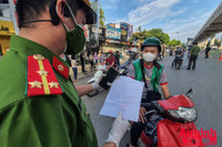 [ẢNH] Kiểm tra mã QR ở chốt ra vào vùng đỏ Hà Nội: Không ùn tắc, giấy đi đường cũ được lưu thông