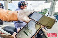 [ẢNH] Kiểm tra mã QR ở chốt ra vào vùng đỏ Hà Nội: Không ùn tắc, giấy đi đường cũ được lưu thông