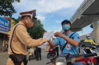 [ẢNH] Kiểm tra mã QR ở chốt ra vào vùng đỏ Hà Nội: Không ùn tắc, giấy đi đường cũ được lưu thông