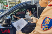 [ẢNH] Kiểm tra mã QR ở chốt ra vào vùng đỏ Hà Nội: Không ùn tắc, giấy đi đường cũ được lưu thông