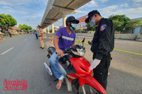 [ẢNH] Kiểm tra mã QR ở chốt ra vào vùng đỏ Hà Nội: Không ùn tắc, giấy đi đường cũ được lưu thông