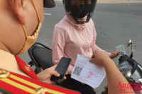 [ẢNH] Kiểm tra mã QR ở chốt ra vào vùng đỏ Hà Nội: Không ùn tắc, giấy đi đường cũ được lưu thông