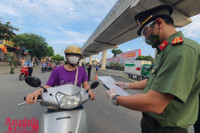 [ẢNH] Kiểm tra mã QR ở chốt ra vào vùng đỏ Hà Nội: Không ùn tắc, giấy đi đường cũ được lưu thông