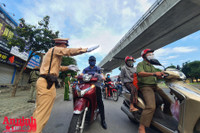 [ẢNH] Kiểm tra mã QR ở chốt ra vào vùng đỏ Hà Nội: Không ùn tắc, giấy đi đường cũ được lưu thông