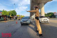 [ẢNH] Kiểm tra mã QR ở chốt ra vào vùng đỏ Hà Nội: Không ùn tắc, giấy đi đường cũ được lưu thông