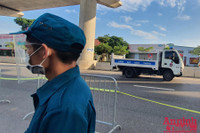 [ẢNH] Kiểm tra mã QR ở chốt ra vào vùng đỏ Hà Nội: Không ùn tắc, giấy đi đường cũ được lưu thông