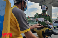 [ẢNH] Kiểm tra mã QR ở chốt ra vào vùng đỏ Hà Nội: Không ùn tắc, giấy đi đường cũ được lưu thông