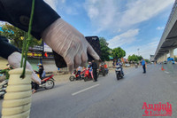 [ẢNH] Kiểm tra mã QR ở chốt ra vào vùng đỏ Hà Nội: Không ùn tắc, giấy đi đường cũ được lưu thông