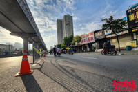 [ẢNH] Kiểm tra mã QR ở chốt ra vào vùng đỏ Hà Nội: Không ùn tắc, giấy đi đường cũ được lưu thông