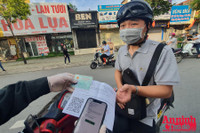 [ẢNH] Kiểm tra mã QR ở chốt ra vào vùng đỏ Hà Nội: Không ùn tắc, giấy đi đường cũ được lưu thông