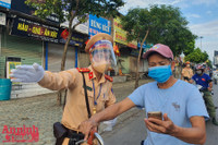 [ẢNH] Kiểm tra mã QR ở chốt ra vào vùng đỏ Hà Nội: Không ùn tắc, giấy đi đường cũ được lưu thông