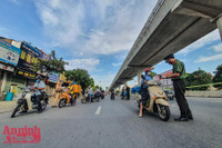 [ẢNH] Kiểm tra mã QR ở chốt ra vào vùng đỏ Hà Nội: Không ùn tắc, giấy đi đường cũ được lưu thông